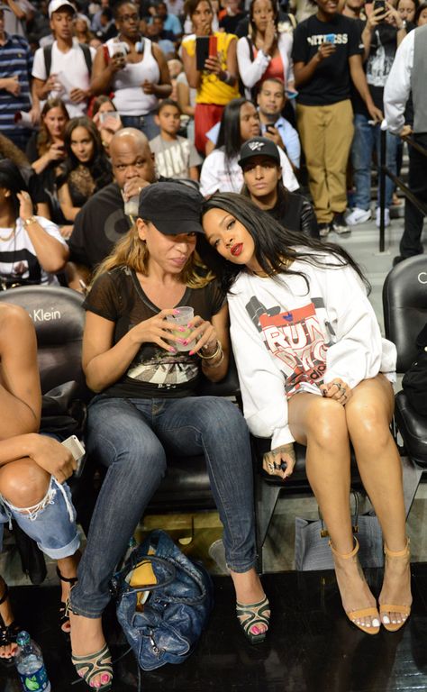 Rihanna cheers for Chris Brown at celebrity basketball game at Barclays Center Rihanna Basketball Game, Celebrities At Basketball Games, Rihanna Cheers, Semester Aesthetic, Rihanna Aesthetic, Jr Smith, Love Island Usa, Barclays Center, Carmelo Anthony