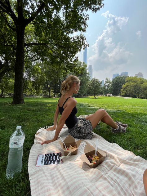 #centralpark #nyc #newyorkcity #picnic #activitiesnewyorkcity Central Park Picnic, Nyc Spring, Park Picnic, Central Park Nyc, Nyc Aesthetic, Picnic Area, I Don T Know, Photo Inspo, Central Park