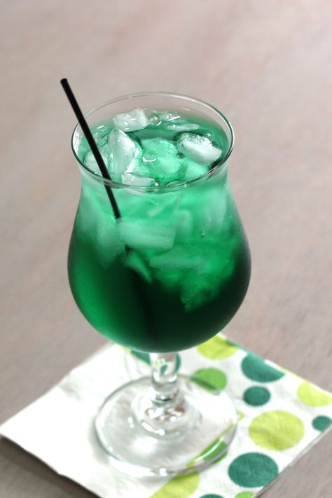 Misty Mint cocktail with creme de menthe and rum.  Get this drink recipe at http://mixthatdrink.com/misty-mint/ Mint Drink Recipe, Green Cocktails, Irish Dinner, Green Alcohol, St Patricks Day Drinks, Mint Drink, Mint Cocktails, Coctails Recipes, Easy Drink Recipes