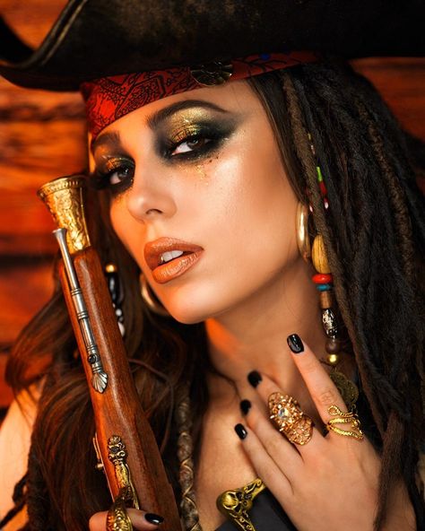 Womens Jack Sparrow Costume, Woman Jack Sparrow Costume, Make Up For Pirate Woman, Pirate Queen Makeup, Female Captain Jack Sparrow, Pirate Female Makeup, Jack Sparrow Halloween Costume Female, Female Jack Sparrow Costume, Captain Jack Sparrow Costume Women