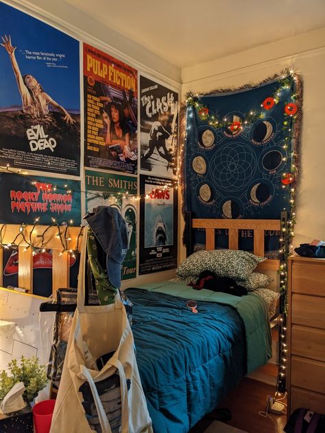 Aesthetic dorm room with fairy lights College Rugs Dorm Ideas, Uiuc Dorm Room Ideas, Artsy College Dorm, Dorm Maximalist, Fun Dorm Decor, Hippy Dorm Room, Funky Dorm Room Ideas, Dark College Dorm, Grunge College Dorm