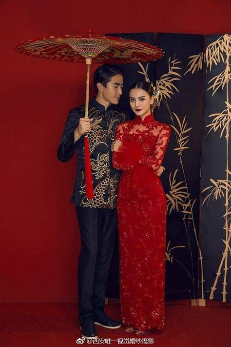 Qi Pao Wedding, Ao Dai Couple, Afro Asian, Chinese Engagement, Chinese Style Wedding Dress, Paloma Duarte, Chinese Wedding Photos, Chinese Wedding Dress Traditional, New Year Photoshoot