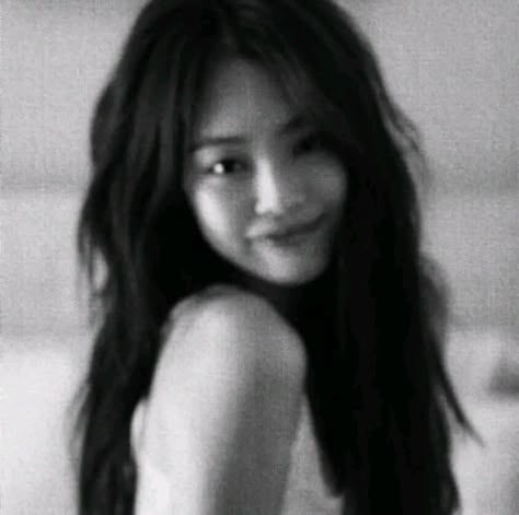 Jennie Kim Queen Crown, Jennie Kim Blackpink, Brunette Girl, Blackpink Photos, Her Smile, Handsome Anime Guys, Blackpink Jennie, Black Aesthetic, Korean Girl