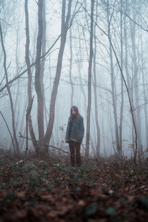 Lost In Forest Aesthetic, Spooky Forest Photoshoot, Gloomy Portrait Photography, Mysterious Forest Aesthetic, Foggy Forest Photoshoot, Living In Forest, Mood And Atmosphere Photography, Lost In The Woods Aesthetic, Woods Dark Aesthetic