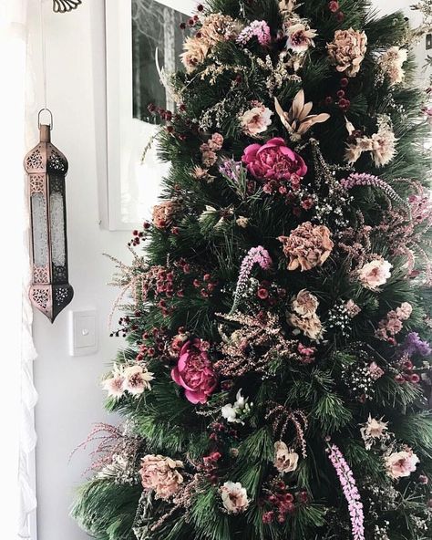 Happy 1st of December 🌲 We’re off to pick up our tree today! Yay! One of my favourite days of the year. This is our tree ~ Christmas 2016 🌸 Boho bohemian dried flowers Xmas tree Sleeps Until Christmas, 1st Of December, Christmas Tree Flowers, Floral Christmas Tree, Boho Christmas Tree, Bohemian Christmas, Christmas Apartment, Floral Christmas, Ribbon On Christmas Tree