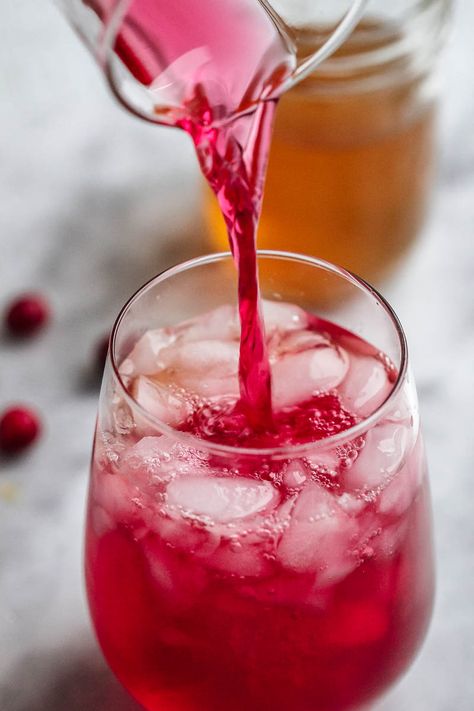 3-Ingredient Cranberry Apple Cider Detox Drink - Boost your energy and digestion! Cranberry Juice Apple Cider Vinegar, Cranberry Apple Cider, Apple Cider Detox, Veggie Juice, Lemon Diet, Lemon Detox, Full Body Detox, Cranberry Apple, Natural Detox Drinks