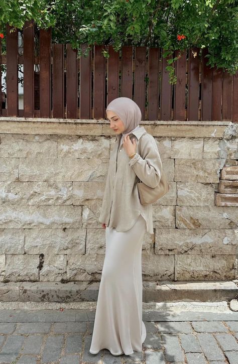 Silk Skirt Hijab Outfit, Ootd Rok Satin, Hijabi Elegant Outfits, Formal Skirt Outfit, Modest Maternity Dresses, One Set Outfit, Silk Blouse Outfit, Denmark Style, Flow Skirt