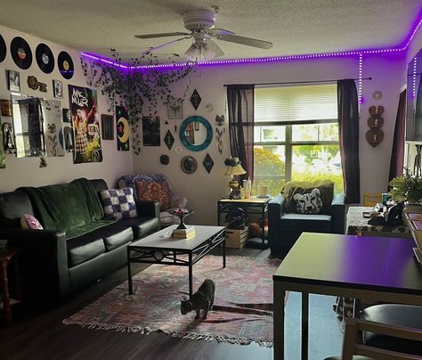 college apartment living room Teenage Living Room Ideas, Grunge Apartment Aesthetic Living Room, Alternative Apartment, Alt Living Room, Living Room Maximalist, Loft Living Room Ideas, Grunge Apartment Aesthetic, Grunge Living Room, Indie Living Room