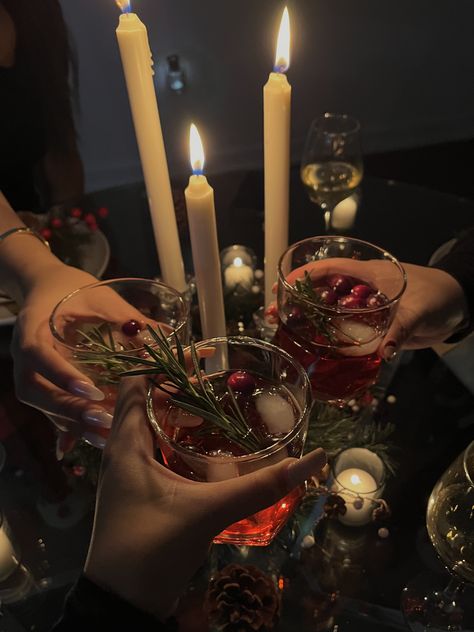 Christmas Dinner Friends Aesthetic, Christmas Dinner Astethic, December Wedding Aesthetic, Christmas Dinner Friends, Christmas Night Aesthetic, Christmas Dinner With Friends, Christmas Dinner Aesthetic, Christmas Party Aesthetic, Nye Dinner