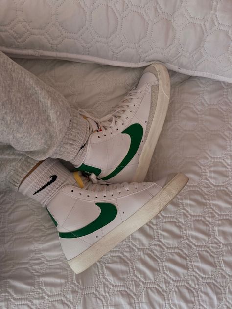 nike blazers outfit Blazers For Women Shoes, Cool Nike Blazers, Green Nike Blazer Outfit, Ways To Style Nike Blazers, Green Blazers Nike, Nike Blazers Aesthetic, Green Nike Blazer, Blazers Aesthetic, Nike Blazers Outfit Ideas