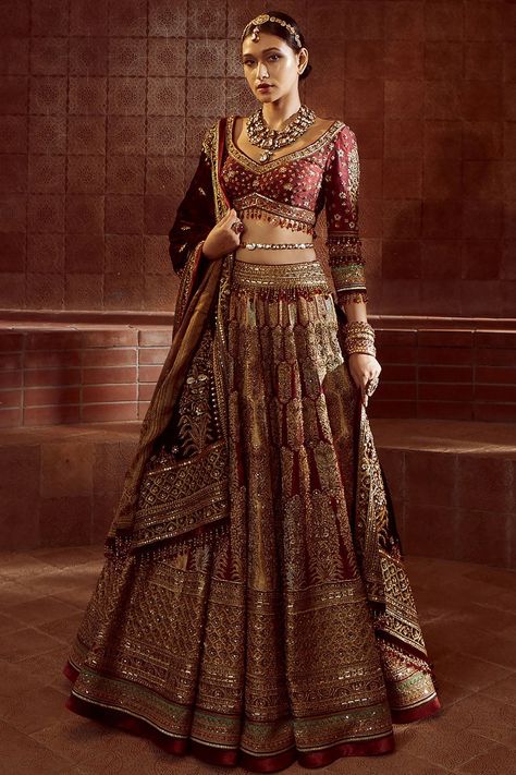 Swaragini Ragini Dresses, Maroon Colour Lehenga, Sabyasachi Lengha, Lehnga Photoshoot, Lehnga Photoshoot Poses, Bride Fashion Illustration, Maroon Lehenga, Wedding Lehenga Designs, Asian Bridal Dresses