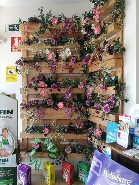 Pallet Wall With Balloon Garland, Garden Party Pallets, Wooden Pallet Decor, Pallet Backdrop With Flowers, Floral Pallet Backdrop, Bridal Shower Pallet Backdrop, Grad Party Flower Wall, Pallet Background Backdrops, Portable Flower Wall