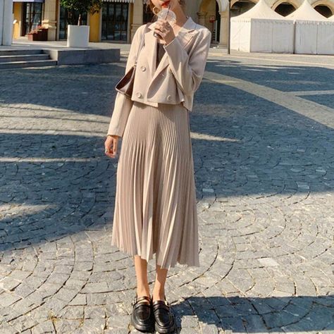 Crop Blazer Outfits For Women, Cropped Blazer Outfits, Pleated Long Skirt Outfit, Blazer And Skirt Outfits, Korean Skirt Outfits, Crop Blazer Outfit, Skirt Outfits Korean, Long Skirt Suits, Pleated Skirt Outfit