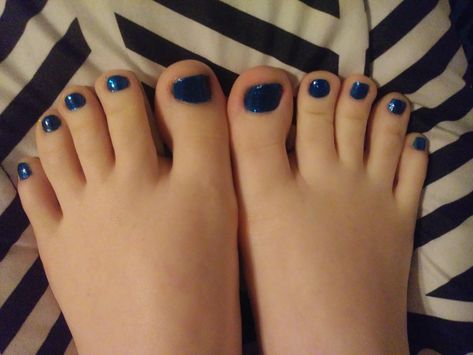 They are painted glittery navy blue Navy Toe Nails, Navy Pedicure, Blue Pedicure, Toe Polish, Blue Toes, Blue Sparkles, Toe Nails, Women Fashion, Navy Blue