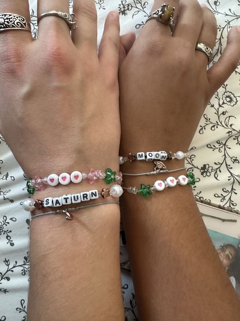 Taylor Swift Bracelets Matching, Friendship Bracelets Best Friends, Matching Eras Tour Bracelets, Matching Friendship Bracelets Taylor Swift, Taylor Swift Duo Bracelets, Friendship Bracelet Necklace, Matching Friendship Bracelets Aesthetic, Graduation Friendship Bracelets, Matching Beads Bracelets