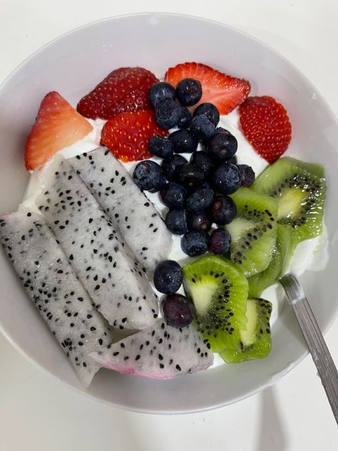 Yoghurt Fruit Bowl, Yogurt Fruit Bowl, Yoghurt And Fruit, Dragon Fruit Bowl, Strawberries And Blueberries, Fruit Recipe, Yogurt And Granola, Healthy Food Dishes, Delicacy Food