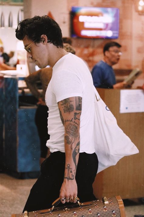 Haikou, Harry Styles Wallpaper, Harry Styles Pictures, Harry Styles Photos, Mr Style, At The Airport, Harry Edward Styles, Zayn Malik, Edward Styles