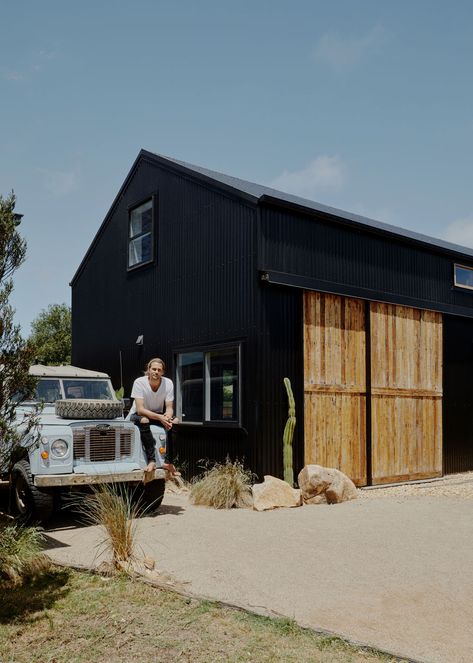 How Rhys Uhlich built a stylish Phillip Island shed house for $100,000 Shed Homes Australia, Australian Sheds, Shed Homes Ideas, Shed House Ideas, Black Shed, Australia Interior, Shed House, House Australia, Phillip Island