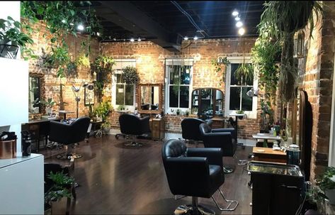 Boho Salon Decor Ideas, Salon Store Front Ideas, Gothic Hair Salon, Dark Hair Salon, Dark Salon Aesthetic, Moody Hair Salon, Salon Suite Decor Studios, Small Salon Designs Layout, Industrial Salon Decor