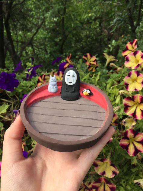 #studioghibliart #spiritedaway #clay #jewelry #claycraft #tray #holder #aesthetic #cute #ghibli #kaonashi #noface #ideas #inspiration Air Dry Clay Ideas Ghibli, Studio Ghibli Jewelry Holder, Aesthetic Clay Plate, Totoro Clay Tray, Adventure Time Air Dry Clay, Studio Ghibli Clay Tray, Ghibli Clay Tray, Ghibli Trinket Dish, Clay Plates Ideas