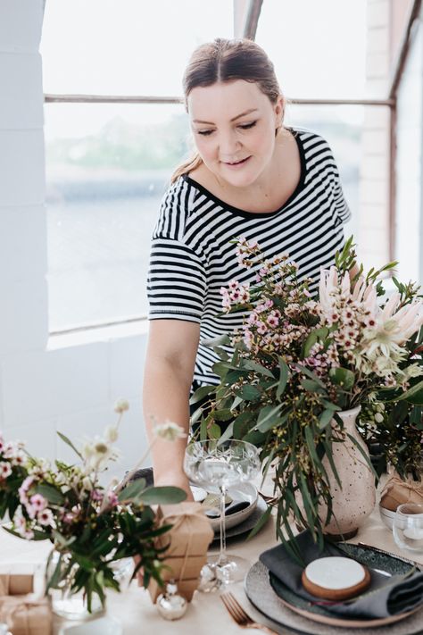 Australian inspired Christmas festive table styling | Eclectic Creative Christmas Aussie, Christmas Decorations Australian, Christmas Dinner Decorations, Eclectic Table, Aussie Style, Australian Christmas, Table Ware, Scandi Christmas, Table Styling