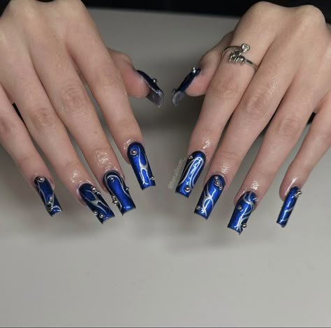 Acrylic Nails Black And Blue, Dark Blue Y2k Nails, Acrylic Nail Designs Dark, Crome Nails Coffin, Y2k Nails Blue, Blue And Black Nails, Black And Blue Nails, Blue Chrome Nails, Horror Nails