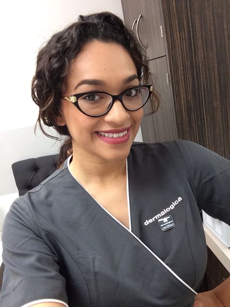 Yup that's me! So happy to have my uniform! Meet your skin therapist/makeup artist! Massage Therapist Attire, Massage Uniform Ideas, Massage Therapy Uniform, Makeup Artist Uniform, Spa Therapist Uniform, Massage Therapist Uniform, Spa Scrubs Uniforms Beauty, Beauty Therapist Uniform, Career Aesthetic