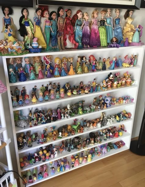 Toy Collection Room, Disney Princess Doll Collection, Disney Room Decor, Doll Museum, Barbie Doll Set, Disney Rooms, Disney Home Decor, Playroom Organization