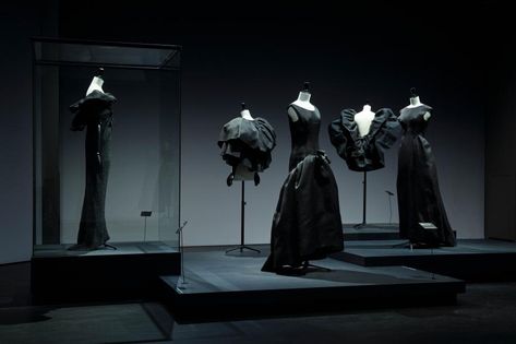 ‘Balenciaga in Black’ at Kunstmuseum Den Haag. Photography: Mike Bink ... ‘Balenciaga in Black’ at Kunstmuseum Den Haag features works in black by Cristóbal Balenciaga, capturing the unnerving modernity of the late couturier’s designs. #Wallpaper #ApoeticnewexhibitionexploresCristóbalBalenciaga’suseofblack #balenciagacom Study Outfit, Cristobal Balenciaga, Black Toile, High Fashion Branding, Cristóbal Balenciaga, Black Balenciaga, Star Constellations, Next Fashion, Exhibition Space