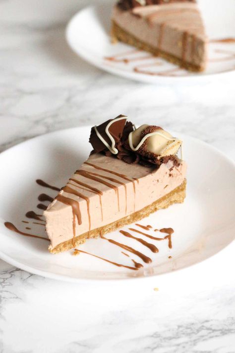 No-Bake Kinder Cheesecake With Kinder Bueno Pieces - EatCookBake | Quick And Easy Dessert Recipes Kinder Bueno Cheesecake Recipe, Bueno Cheesecake, Quick And Easy Dessert Recipes, Bourbon Biscuits, Lime Cheesecake, How To Make Cheesecake, Digestive Biscuits, Pretty Dessert, Easy Dessert Recipes