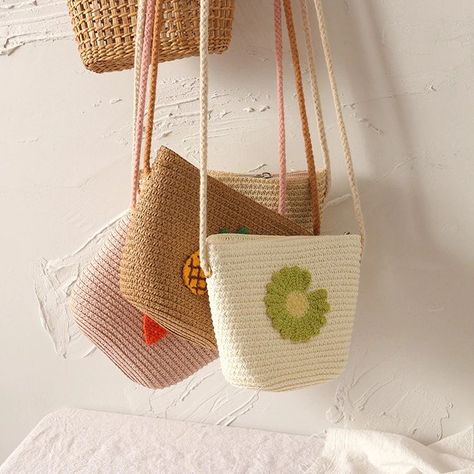 Straw Beach Bag, Trendy Beach, Handbag Pattern, Crochet Handbags, Woven Bag, Shoulder Purse, Heart Patterns, Zipper Bags, Kids Bags