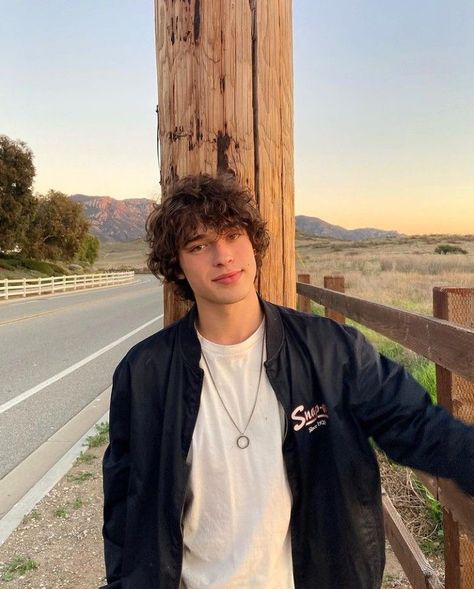 Brown Hair Male, Brown Eye Boys, Brown Hair Boy, Brown Hair Men, Brown Curly Hair, Brown Hair Brown Eyes, Boys With Curly Hair, Boy Face, Pic Pose