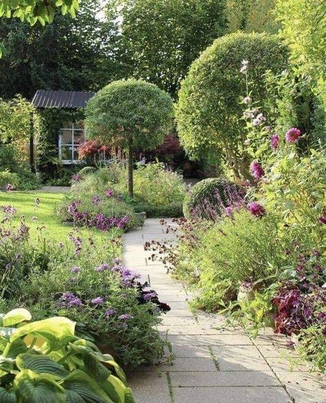 Small English Garden, Dream Garden Backyards, Front Lawn Landscaping, River Rock Garden, Back Garden Design, Fall Garden Vegetables, Cottage Garden Design, Garden Design Layout, House Names