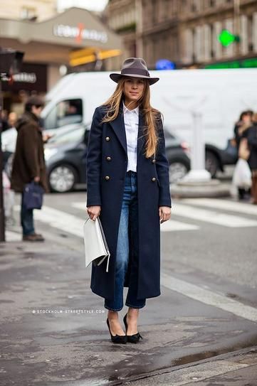 winter outfit idea - navy blue coat,  jeans + black heels and a chic hat Navy Blue Coat Outfit, Navy Coat Outfit, Blue Coat Outfit, Coat Outfit Ideas, Navy Blue Coat, Below The Knee Dresses, Mode Tips, Walking Down The Street, Trench Coat Outfit