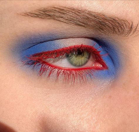 Primary Colour Makeup, Blue Red Makeup Eye Shadows, Eye Make Up Colorful, Colorful Makeup For Blue Eyes, Effie Trinket Makeup, Glitter New Years Eve Makeup, Creative Eye Makeup Colorful, Graphic Eye Shadow, Eye Themed Party