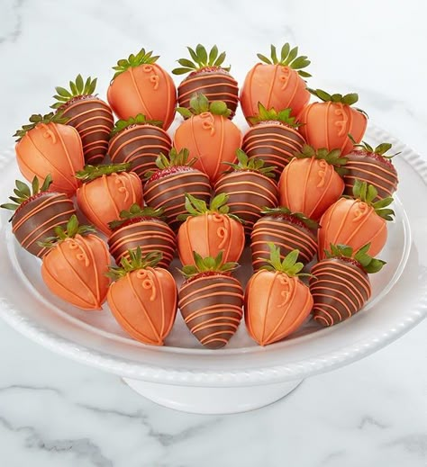 Orange Halloween Snacks, Dipped Fruit, Thanksgiving Chocolates, Treat Making, Fall Berries, Chocolate Covered Strawberry Recipe, Strawberry Treats, Fall Cake, Chocolate Covered Fruit