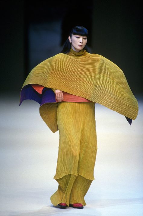 Issey Miyake Fashion, Akira Kurosawa, Japanese Fashion Designers, Art Stars, Conceptual Fashion, Rei Kawakubo, Famous Black, Figure Photography, Costume Institute