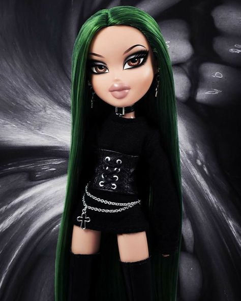 Bratz Doll Collection, Red Hair Costume, Goth Disney Princesses, Green Hair Girl, Jade Eyes, Stop Pretending, Goth Disney, Black Bratz Doll, Makeup Cute