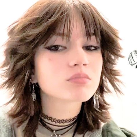 Layered Textured Hair Short, Grunge Hair Round Face, Whispy Front Bangs Wolfcut, 90s Grunge Haircut Short, Short Alt Hair Straight, Short Grunge Haircuts For Round Faces, Cute Wispy Bangs With Short Hair, Textured Bangs Short Hair, 90s Hairstyles Short Grunge