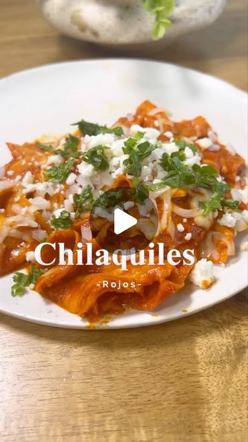 novateando en la cocina on Instagram: "Ricos chilaquiles en salsa roja Ingredientes: - 3 tomates 🍅 - 6 chiles guajillo🌶️ - 4 chiles de árbol - 1/4 de cebolla 🧅 - 2 dientes de ajo 🧄 - 1/4 de cucharadita de comino - 1/4 de cucharadita de oregano - 1 1/2 cubo de consomé de pollo - 1/2 cucharadita de sal 🧂 - 2 tazas de agua de donde se cocieron los chiles - 15 tortillas - aceite de tu preferencia - queso rallado - cebolla finamente picada - queso fresco desmoronado - cilantro finamente picado #recetas #comida #chilaquilesrojos #chilaquiles #comida #comidamexicana #comidacasera #mexicanfood" Chillaquilles Recipe, Chilaquiles Recipe Mexican, Chilaquiles Recipe, Chile Guajillo, Mexican Recipes, July 7, Mexican Food, Cilantro, Mexican Food Recipes