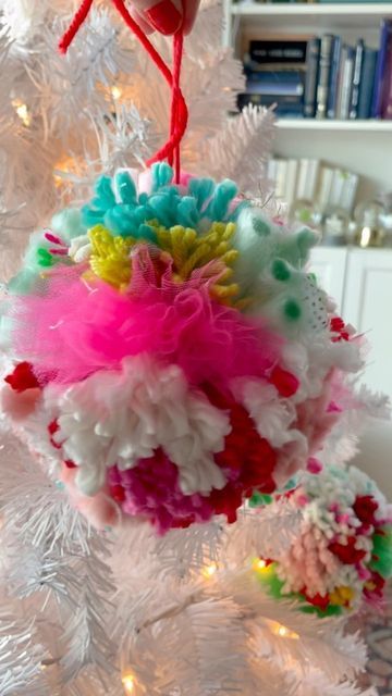 Crochet With Tinsel Yarn, Yarn Diy Ornaments, Pompom Christmas Ornament, Chunky Yarn Pom Pom Diy, Diy Pom Pom Ornament, Tinsel Pom Pom Diy, Giant Pom Pom Diy, Pompom Garland Diy, Make Pom Poms With Yarn