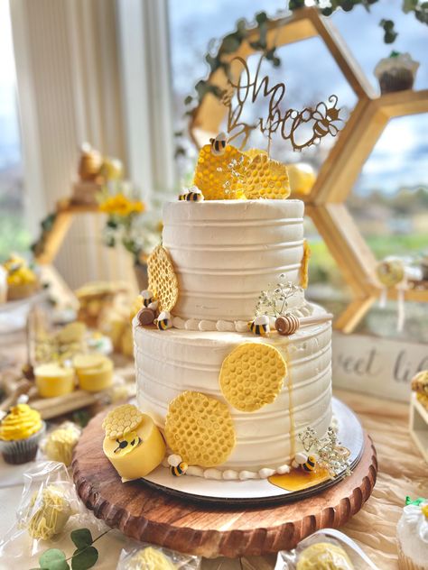 Mommy To Bee Cake, Honey Bee Baby Shower Cake, Honey Bee Cake, Rustic Baby Shower Cake, Bee Hive Cake, Bee Baby Shower Cake, Baby Boy Birthday Themes, Bee Themed Birthday Party, Honey Bee Baby Shower