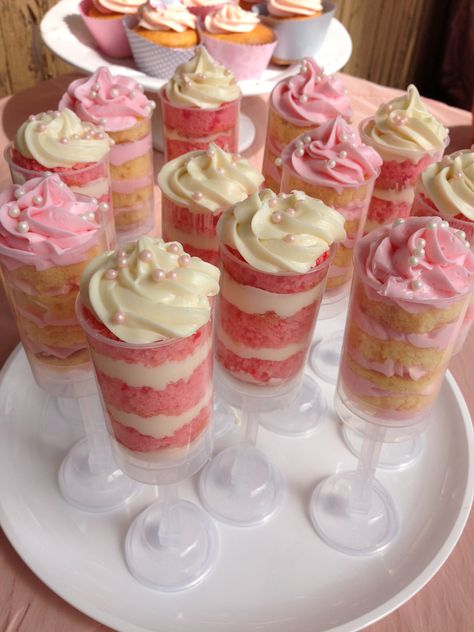 Yummy push pops for "pretty in pink" baby shower dessert table. Cake Push Pops, Quinceanera Cakes, Shower Desserts, Baby Shower Desserts, Good Eat, Shower Food, Snacks Für Party, Sweet 16 Parties, Baby Shower Food