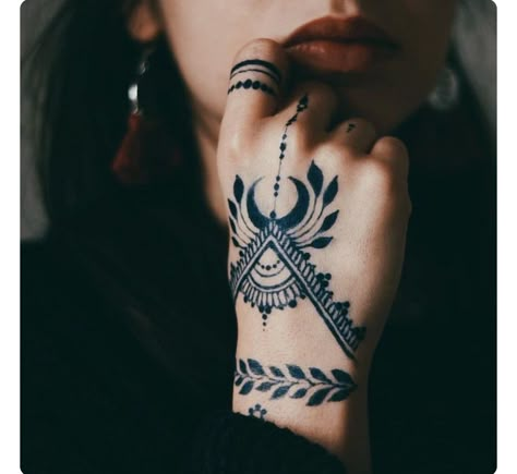 Henna Finger Tattoo, Tattoo Main, Henna Inspo, Finger Tattoo Designs, Henna Tattoo Hand, Henna Tattoo Designs Hand, Simple Henna Tattoo, Tattoo Henna, Initial Tattoo