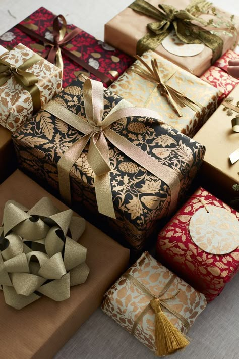 Christmas Wrapping Aesthetic, Moody Christmas, Wrapping Techniques, Wrapped Presents, Desain Pantry, Gift Wrapping Inspiration, Gift Wrapping Ideas, Unique Gift Wrapping, Gift Wrapper