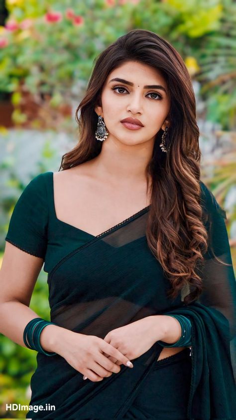 Actress Hairstyles, Indian Actress Hot Pics, Beautiful Smile Women, Indian Beauty Saree, Actress Photos, Bollywood Actress, Actresses, Media, Celebrities