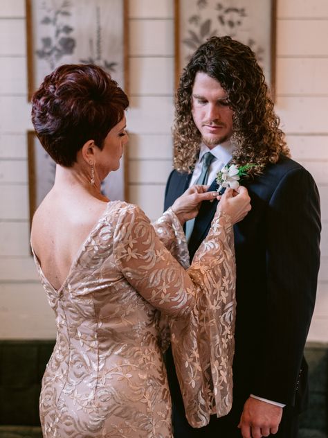 Groom First Look With Mom, Groom Wedding Day Pictures, Wedding Photo Ideas Groom And Mother, Groom With Mom Pictures, Mother Of The Bride Wedding Photos, Bride And Sons Wedding Pictures, Mother Of Groom Photos, Groom And Groomsmen Poses, Mother Of Bride Photo Ideas