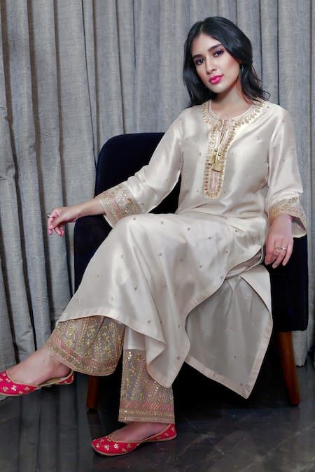 Buy Ivory Cupro Dupion Embroidery Notched Embellished Kurta And Palazzo Set For Women by Niti Bothra Online at Aza Fashions. Off White Silk Kurti Designs, White Silk Suit Indian, Ivory Kurta Women, Off White Salwar Suit, Scallop Kurta, Niti Bothra, Designer Kurta Sets For Women, Kurta And Palazzo, Kurta Set For Women