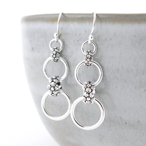 Simple Silver Dangle Earrings Silver Earrings Flower Bead Earrings Lever Back Earrings Silver Flower Garden Jewelry Gift Modern Edge - Etsy Elegant Silver Earrings, Bead Earrings Ideas, Home Made Earrings, Jump Ring Earrings, Flower Bead Earrings, Diy Bead Jewelry, Chainmail Earrings, Crystal Jewelry Diy, Metal Art Jewelry