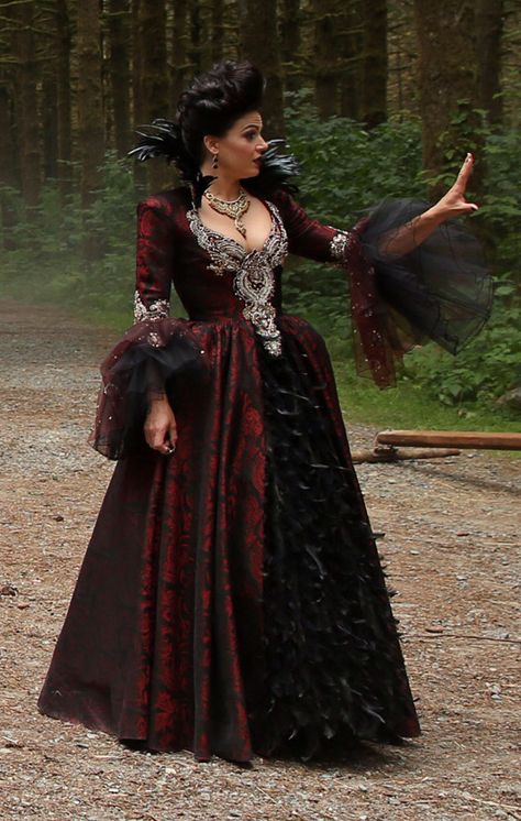 The evil queen Medieval Queen Costume, Evil Stepmother Costume, Evil Queen Hairstyles, Black Queen Dress, Evil Queen Gown, Evil Princess Costume, Evil Queen Costume Ideas, The Evil Queen, Evil Queen Fantasy Dress